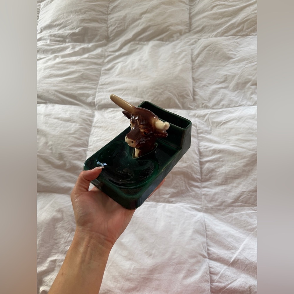 Ash tray and cigarette holder
Vintage 
USA hand made
Bull head
